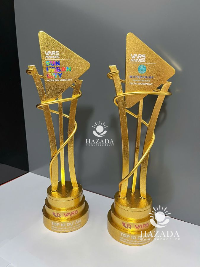 Khoảnh Khắc Ấn Tượng: Vinh danh Dự án Nổi bật và Hấp dẫn nhất thị trường bất động sản Việt Nam năm 2024 & Dự án Triển vọng hấp dẫn thị trường Bất động sản Việt Nam năm 2025. 