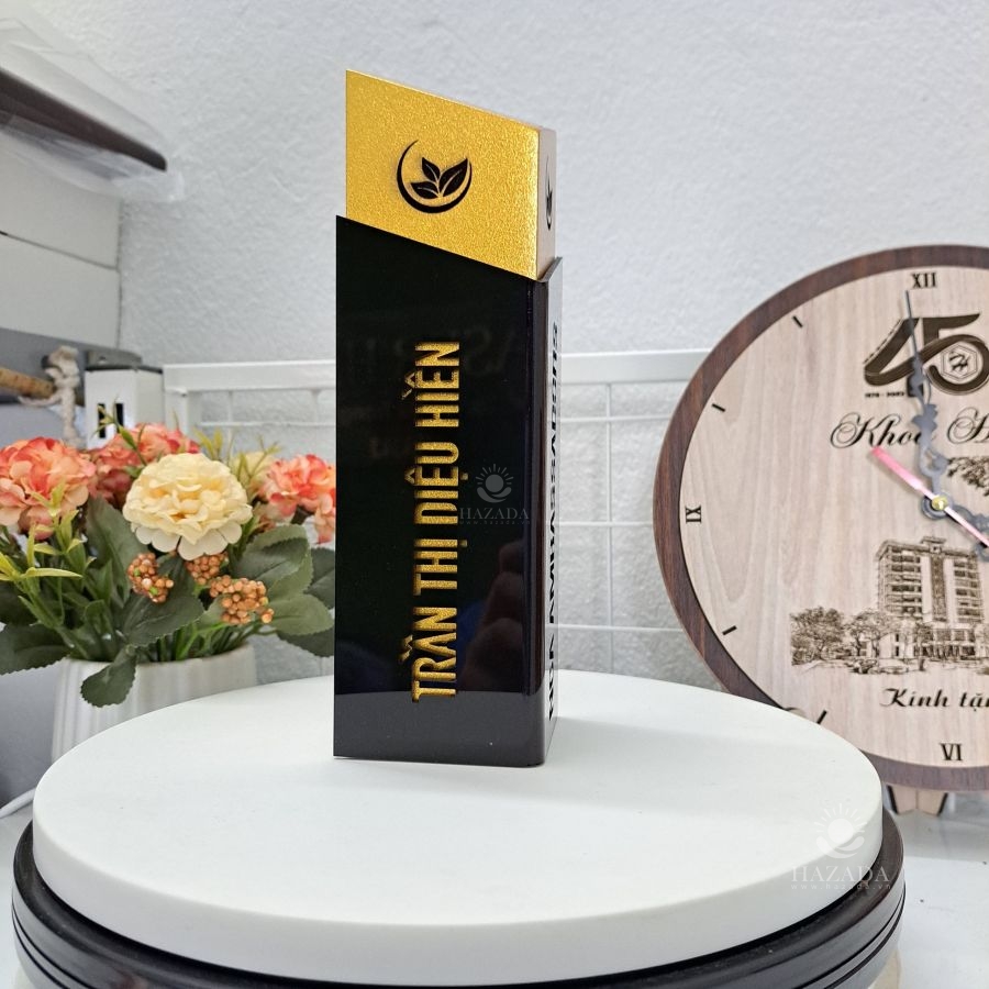 Cup gỗ mạ vàng vinh danh nhân viên công ty 2023
