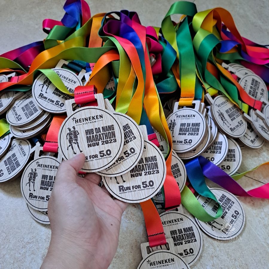 Sản xuất huy chương gỗ giải chạy Marathon 2023 cho Công ty Heniken Việt Nam